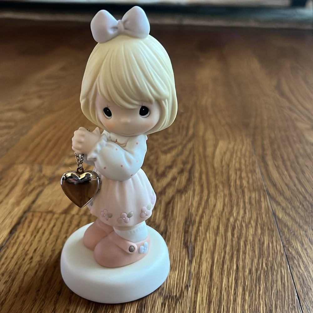 Precious Moments 2003 members only figurine “Friends Are Held Within The Heart”.